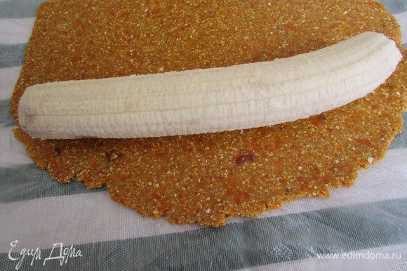 На край пласта выложить банан.