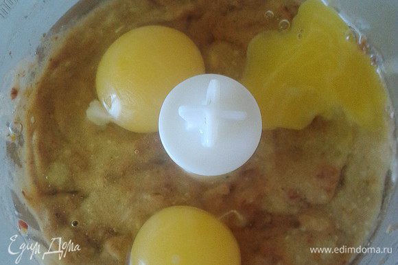 Яйца, банан, финики взбить до однородной массы с помощью блендера. Яйца можете заменить на кефир, либо, если вы соблюдаете пост, заменить на крахмал или льняную муку.