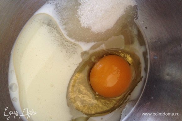 Взбить яйцо с сахаром, ванильным сахаром, солью, растительным масло и молоком.