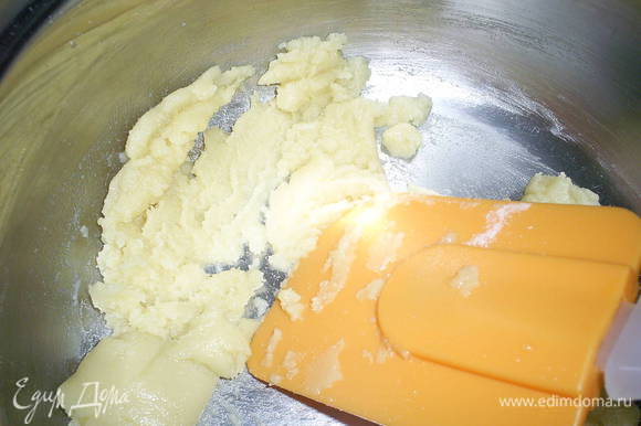Приступим к приготовлению сырного соуса. Для этого в сотейнике растопим сливочное масло, добавим к нему муку и хорошенько прогреем смесь (до исчезновения запаха сырой муки).