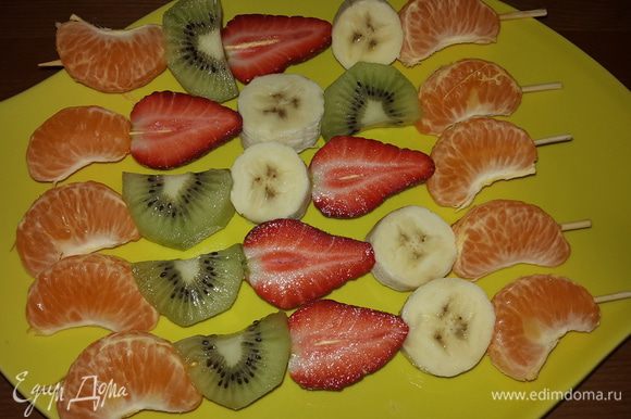 Насаживаем фрукты на деревянные палочки для шашлычков начиная и заканчивая мандарином (так надежнее). Подаем, приятного аппетита!