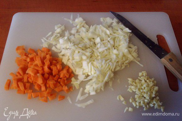 Мелко порезать капусту, морковь, чеснок.