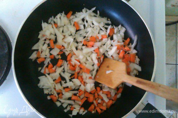 Нагреть сковороду, обжарить сначала чеснок до вкусного запаха, затем добавить капусту и морковь. Добавить воды или масла в сковороду, пропаривать пока морковь не смягчится.