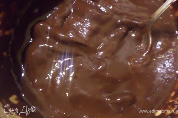 Для крема шоколад растопить на водяной бане. Размягчённое сливочное масло (100 гр) взбить миксером, взбивая, добавить растопленный шоколад, сгущённое молоко и коньяк. На 30 минут поставить крем в холодильник.