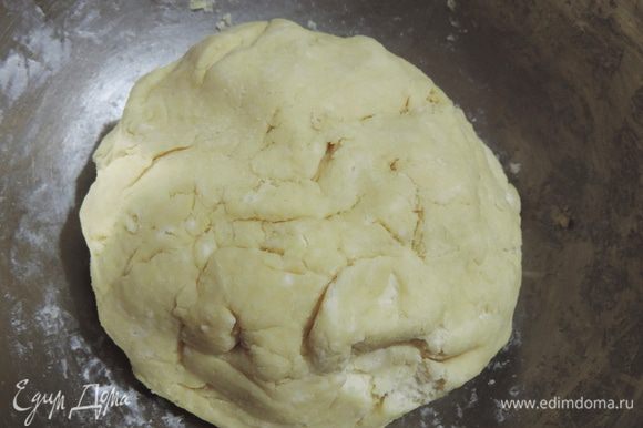 Добавить муку с разрыхлителем и замесить мягкое, липковатое тесто. Пока готовится начинка, убрать его в холодильник.