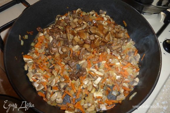 Затем добавляем в сковороду отваренные сухие грибы и опята, все хорошо перемешиваем и тушим эту овощно-грибную массу еще 3-5 минут.