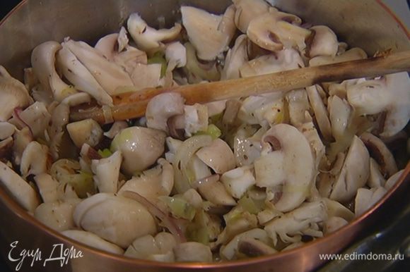 Свежие грибы нарезать не слишком мелко, добавить в сковороду с луком и чесноком, посыпать листьями тимьяна, все перемешать.