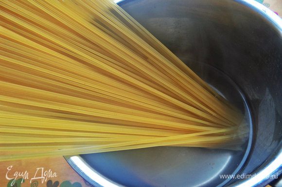 Спагетти варим как обычно на ужин или обед, нам нужна только порция.