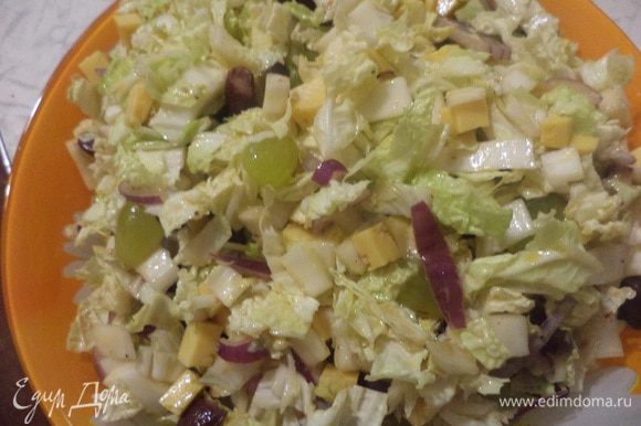 Соединить пекинскую капусту, сыр, фасоль, лук и виноград. Заправить получившимся соусом. На 30 минут поставить салат в холодильник. Приятного Вам аппетита!