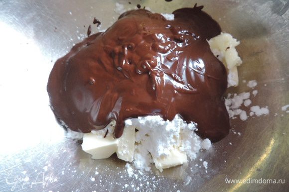 В миску сложить размягченное при комнатной температуре сливочное масло, растопленный черный шоколад (у меня обычный черный, но в ингредиентах можно выбрать только горький).