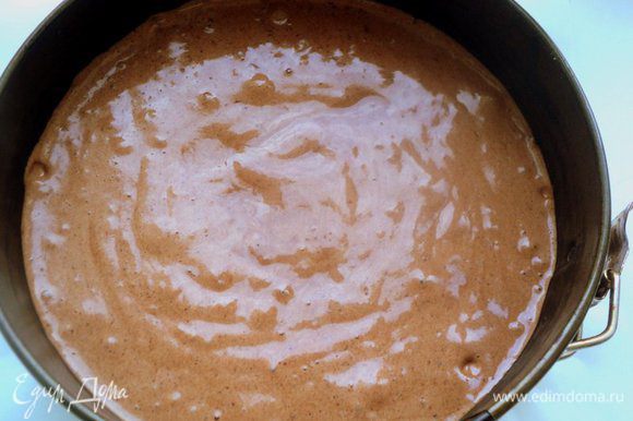 Муку смешать с какао, крахмалом и разрыхлителем теста. Ввести в несколько приемов мучную смесь в яичную, осторожно размешивая лопаткой снизу вверх. Форму 20 см застелить бумагой для выпечки, смазать маслом. Вылить тесто. Выпекать при температуре 180°C 25–30 минут.