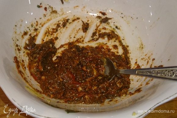 Очищаем чеснок и шинкуем мелко в миску, добавляем петрушку, базилик, орегано, красный и черный перец, соль. Туда же в миску томатную пасту и горчицу, немного бальзамического уксуса. Все это перемешиваем.