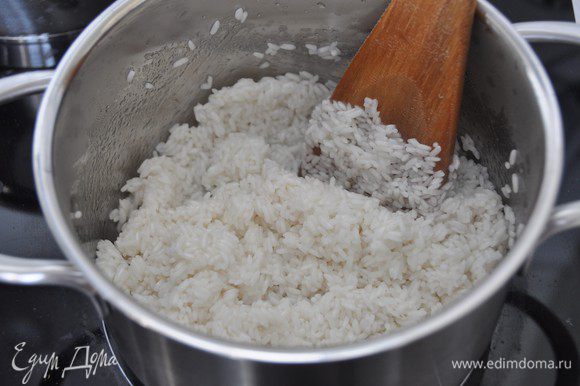 Растительное масло нагреть в толстостенной посуде на среднем огне. Засыпать и, помешивая, прогреть рис в течение 2 минут.