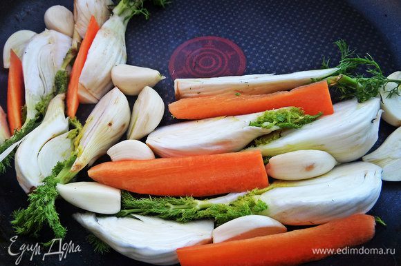 Разложить в форму вместе с оставшейся морковкой и разрезанными дольками чеснока. Сбрызнуть оливковым маслом, поперчить, посолить.