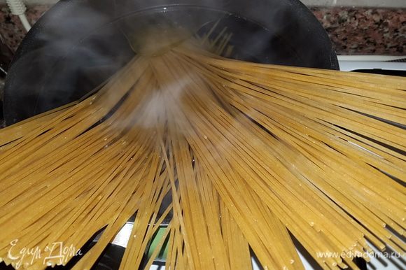 Параллельно отвариваем спагетти до состояния "аль-денте" в подсоленной воде с добавлением оливкового масла.