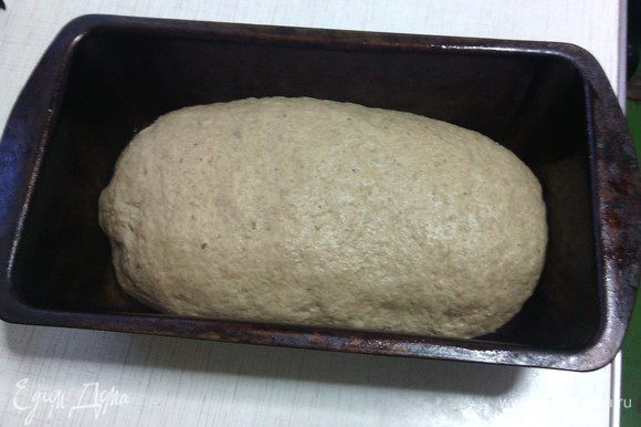 Сформировать булку хлеба (я сворачиваю рулетом), положить в смазанную форму, прикрыть полотенцем и оставить на окончательную расстойку на 45-60 минут.