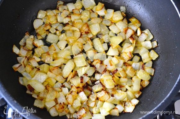 Одну крупную луковицу (две небольших) очистить и нарезать кубиками. Обжарить в разогретом оливковом масле до золотистого цвета, около 7 минут.