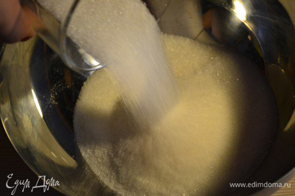 В миску отправляем сахар, ванильный сахар.