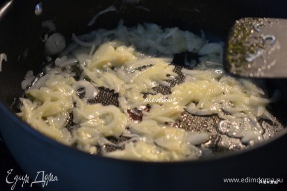 Растопить сливочное масло на сковороде, обжарить порезанный лук (небольшая луковица) и чеснок примерно 5-7 мин.