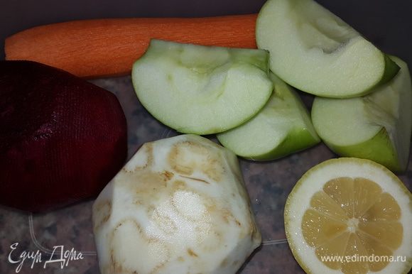 Овощи моем и чистим. Яблоко разрезаем на 4 части, удаляем коробочку, не чистим.