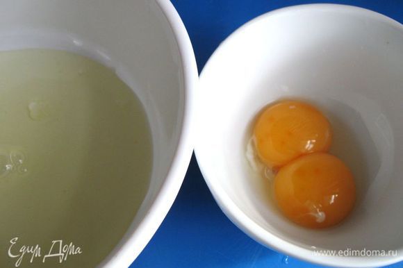 Белки 2 яиц отделить от желтков. Желтки не понадобятся. Воду вскипятить, посолить. Опустить в нее картофель, разрезанный на четвертушки. Сварить почти до готовности. Добавить щавель. Следующая «процедура» для того, чтобы белки не свернулись от горячих щей. Надо загустить щи в последние 2 минуты варки на минимальном огне взбитым с небольшим количеством чуть остывшей жидкости с белком 2 яиц, вливая ее очень тонкой струйкой и постоянно помешивая. Можно поступить еще так: отлить из кастрюли с горячими щами немного жидкости, дать ей остыть до теплого состояния. Добавить туда белки, перемешать. Потом постепенно добавлять горячую жидкость, перемешивая.