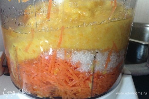 Сложить в чашу блендера: морковь, апельсиновую смесь, сахар, масло, натертый имбирь и цедру.