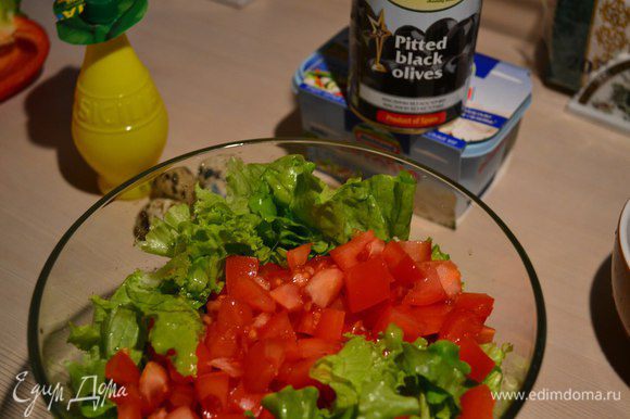 В миске смешиваем салат, помидор, перец.