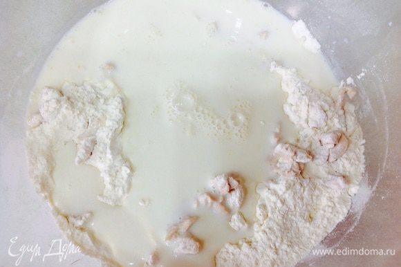 Готовим тесто. Тесто для пирога замешивать опасным способом. В глубокой миске из половины муки, молока, дрожжей и одной ст. л. сахара готовим опару. Молоко заранее подогреть. Ставим в теплое место на 30-40 минут до увеличения в объеме 2-3 раза и до появления на поверхности мелких пузырьков.