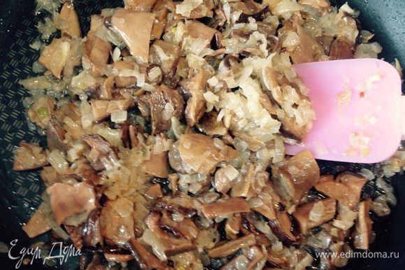 Нарезанные грибы добавить к луку и обжаривать 3 минуты.