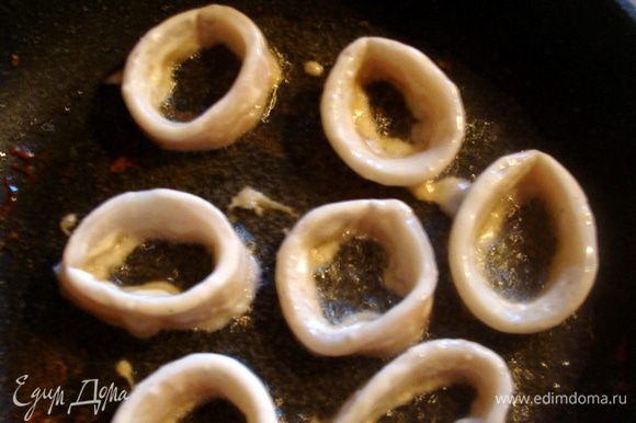 Вынуть из морозилки и обжарить с двух сторон. Самые красивые получаются кальмары, которые жарят во вторую очередь, в уже использованном масле.