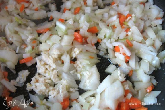 На разогретой сковороде с добавлением оливкового масла слегка обжарить овощи: лук, морковь, сельдерей, чеснок.