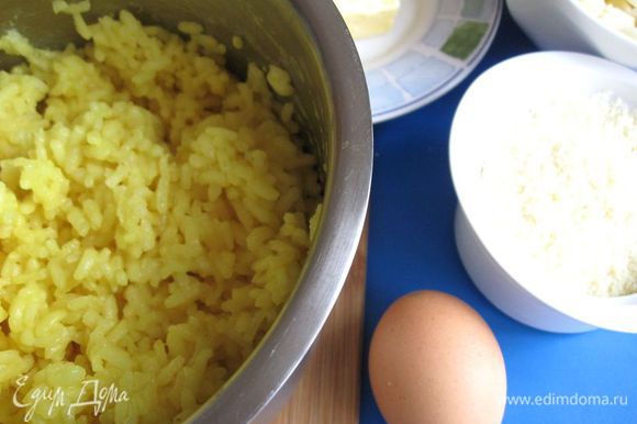 В кипящую подсоленную воду положить рис Арборио. Соотношение воды (или бульона) с рисом должно быть 3:1. Жидкость должна выпариться. Помешивайте. За 10 минут до готовности, когда еще не вся вода выпарится, можно добавить 0.25 ч. л. индийского шафрана - куркумы (для цвета). Приготовить все необходимое для добавления к рису: 1 яйцо, сливочное масло, тертый сыр.