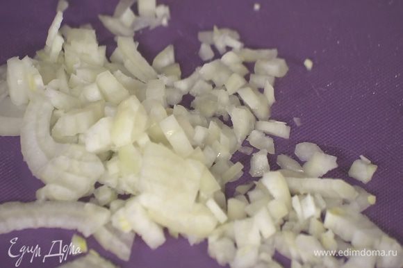 Половинку репчатой луковицы почистить и мелко порубить.