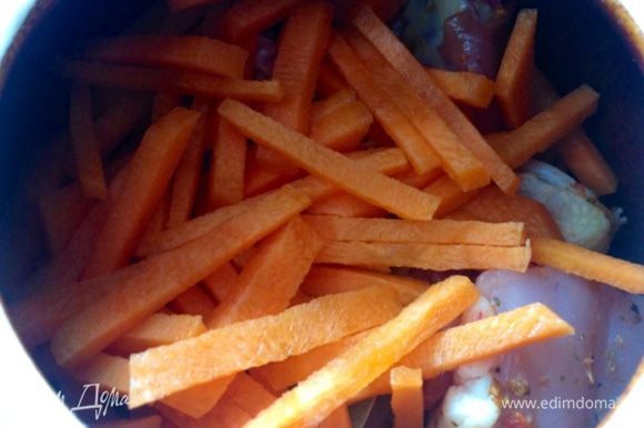 Сверху цыпленка кладу морковь, порезанную соломкой (не трите морковь на терку, даже крупную, иначе в процессе тушения она превратится в кашу).