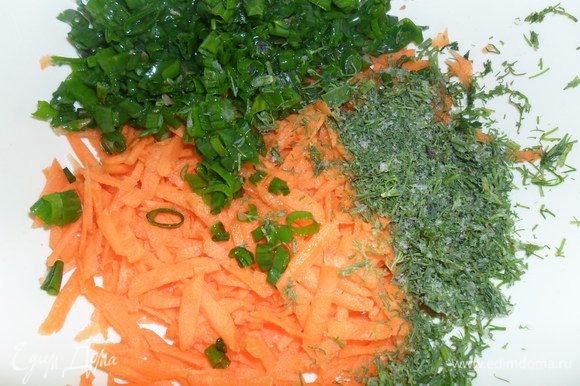 Зеленый лук и укроп (укроп можно заменить на петрушку) мелко нарезать и добавить к моркови.