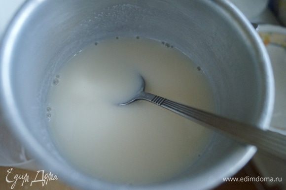 С желатина слить лишнюю воду, немного его отжать. Молоко вскипятить и снять с огня. Растворить в молоке весь желатин.