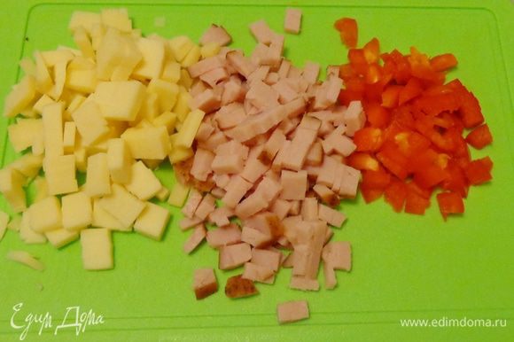 Далее в тесто кладется мелко нарезанная ветчина, сыр и болгарский перец.