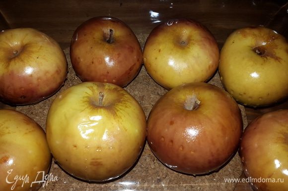 Яблочки готовы! Даем остыть и наслаждаемся! Их можно держать в холодильнике 2-3 дня. Очень полезно съедать такое яблочко натощак. Будьте здоровы!