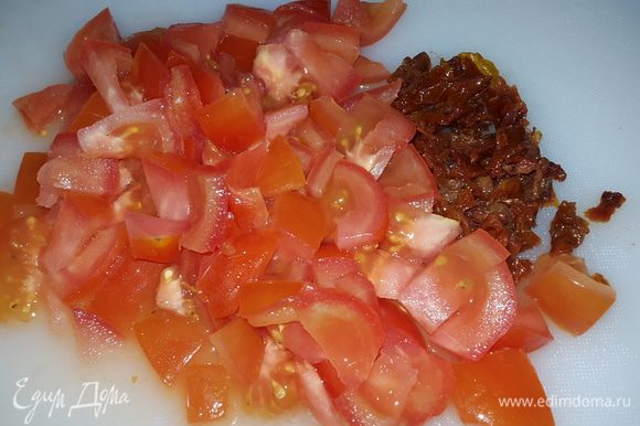Свежие и вяленые томаты режем.