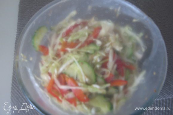 Овощи переложить в салатник, залить соусом, накрыть пленкой и убрать в холодильник на 1 час.