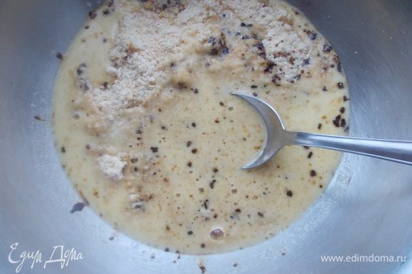 Сливочное масло растопить, добавить ложку кофе и вылить в предварительно измельченное печенье. Его можно измельчить в блендере или ступке. Перемешать до однородности.