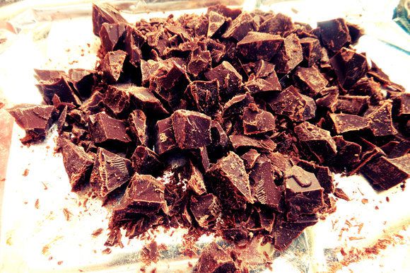 Шоколад (50%) теперь уже мелко нарубить (но не в крошку). Идея! Если взять шоколад с орешками, то и начинка станет богаче :)