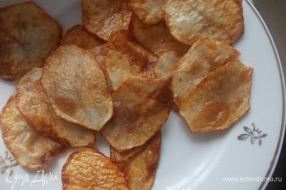 Раскалить масло и пожарить картофель во фритюре. Просушить салфеткой от лишнего масла. Можно использовать покупные чипсы, но домашние более полезные.