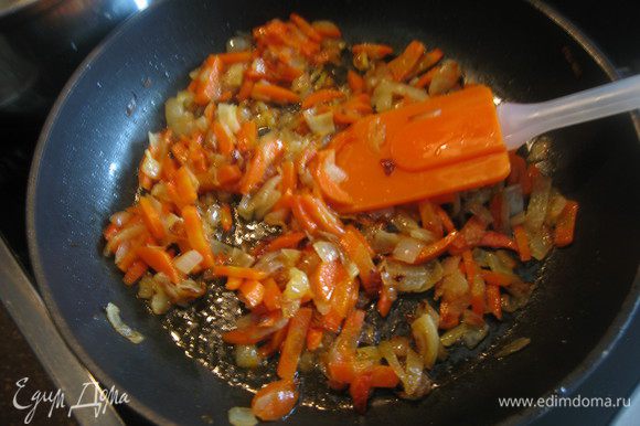 Добавить морковь, накрыть крышкой и тушить до готовности.