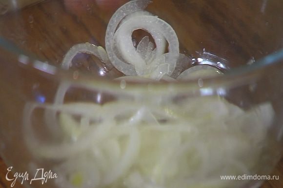 Уксус соединить с половиной лимонного сока, залить нарезанный лук и дать постоять.