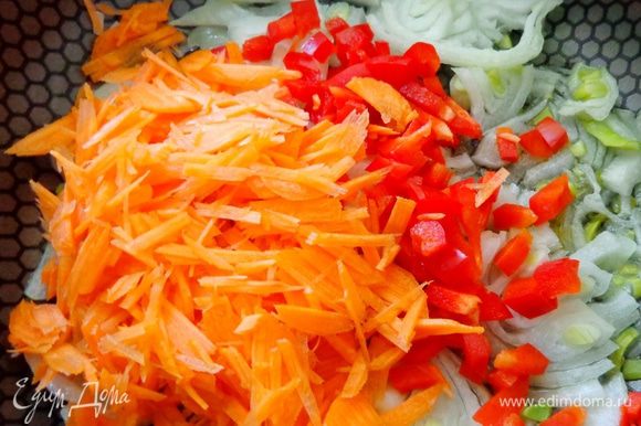 Приготовить начинку: протушить мелко нарезанные лук, перец и морковь до полуготовности.