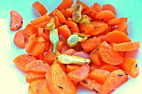 Перекладываем морковь и часть чеснока в ёмкость для взбивания.