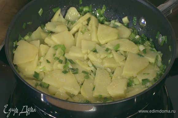 Добавить нарезанный картофель в сковороду с луком и обжарить до легкого золотистого цвета.