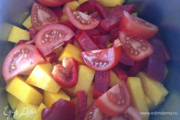 Перец и помидоры нарезать, переложить в кастрюлю, добавить тыкву.