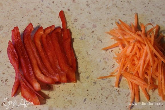 Перец нарезать тонкой соломкой, морковь натереть на терке для корейской моркови. Разогреть масло и обжарить овощи на сильном огне, буквально минуту. Выключить огонь и добавить морепродукты, перемешать.